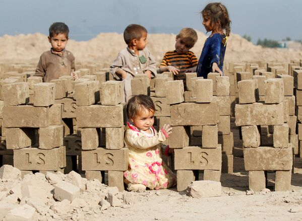 Crianças afegãs brincam em uma fábrica de tijolos nos arredores de Jalalabad, no Afeganistão - Sputnik Brasil