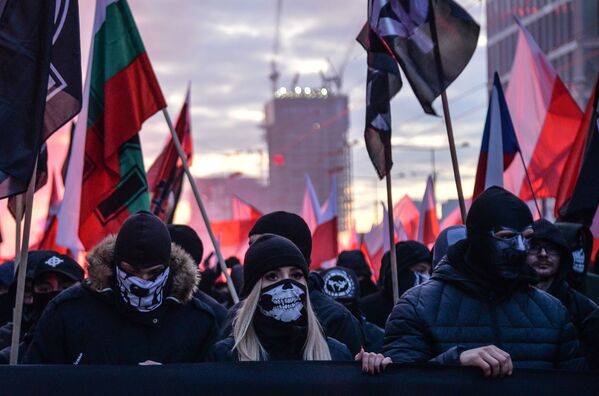 Participantes da marcha do Dia da Independência da Polônia, em uma rua de Varsóvia - Sputnik Brasil