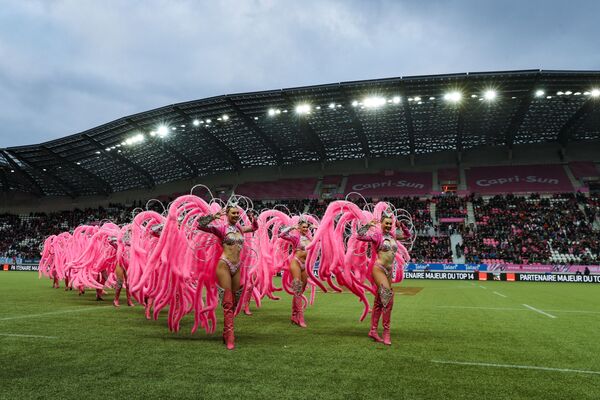 Dançarinas do cabaré Moulin Rouge antes de uma partida de rúgbi no Estádio Jean-Bouin, em Paris, França - Sputnik Brasil
