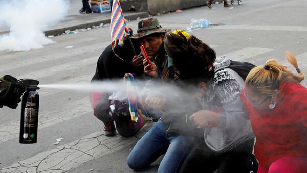 Polícia lança gás lacrimogêneo em apoiadores de Evo Morales em La Paz, na Bolívia - Sputnik Brasil