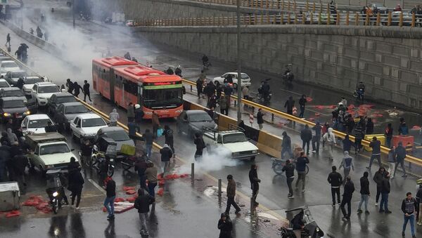 Manifestantes foram às ruas em Teerã contra o aumento dos combustíveis - Sputnik Brasil