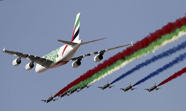Avião A-380 da companhia aérea Emirates, acompanhado da esquadrilha da fumaça Cavaleiros durante apresentação aérea no Dubai Airshow 2019 - Sputnik Brasil