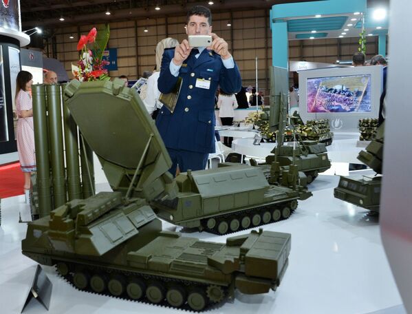 Visitante observa maquetes de sistemas de defesa antiaérea russos no stand da empresa russa Rosoboroneksport no Dubai Airshow 2019 - Sputnik Brasil