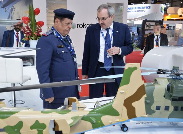 Visitante no stand da empresa russa Rosoboroneksport no Dubai Airshow 2019 - Sputnik Brasil