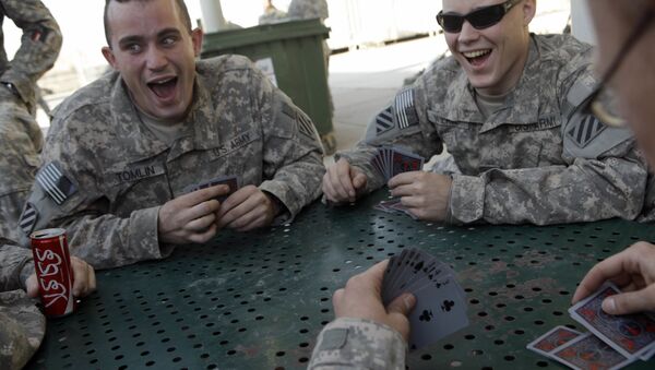Soldados norte-americanos jogam cartas em Bagdá, em 2010 - Sputnik Brasil