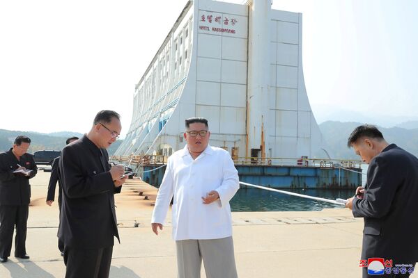 Kim Jong-un inspeciona a área turística do Monte Kumgang, na Coreia do Norte
 - Sputnik Brasil