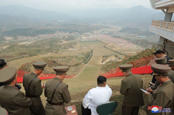 Kim Jong-un visita resort em construção no distrito de Yangdok, na Coreia do Norte
 - Sputnik Brasil