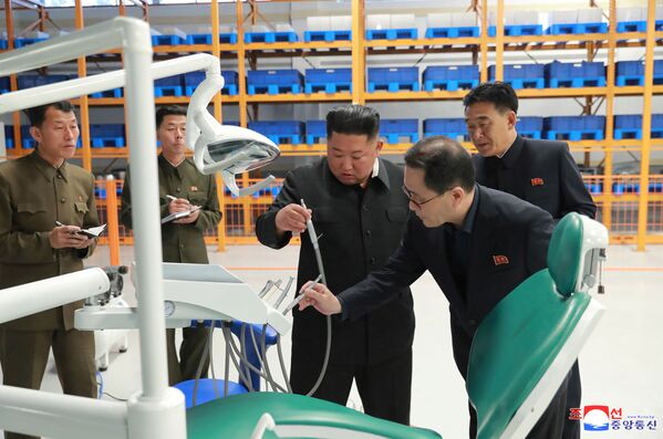Líder da Coreia do Norte inspeciona uma fábrica de equipamentos hospitalares
 - Sputnik Brasil