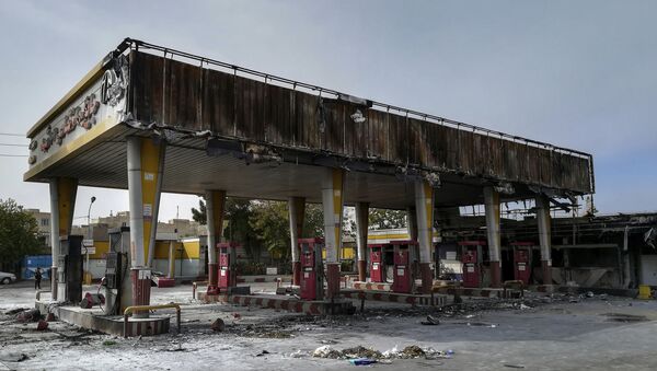 Agência estudantil do Irã (ISNA) publica foto de posto de gasolina que teria sido incendiado após o aumento dos preços dos combustíveis, em 17 de novembro de 2019 - Sputnik Brasil