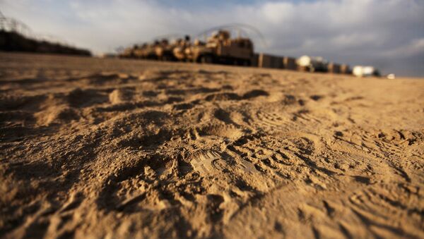 Pegada de bota militar em frente à base norte-americana no Iraque (foto de arquivo) - Sputnik Brasil