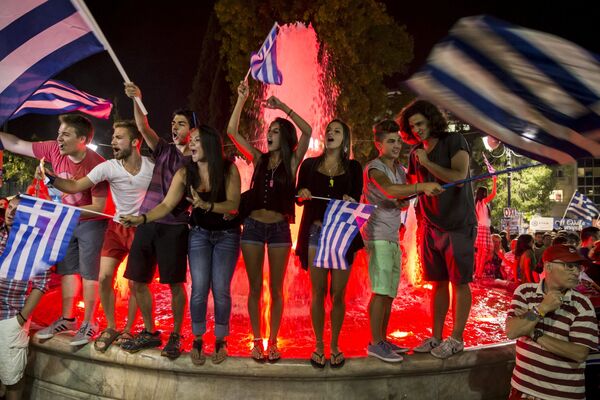Apoiantes de Não voto celebram resultados do referendo em uma rua no centro de Atenas no 5 de julho 2015. - Sputnik Brasil
