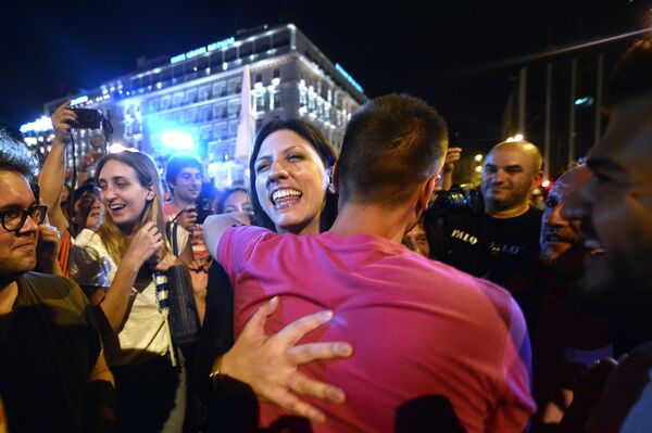 O presidente do parlamento grego e membro do partido Syriza, Zoe Kostantopoulou abraça um Não apoiante durante as celebrações dos resultados do referendo em Atenas no 5 de julho 2015. - Sputnik Brasil
