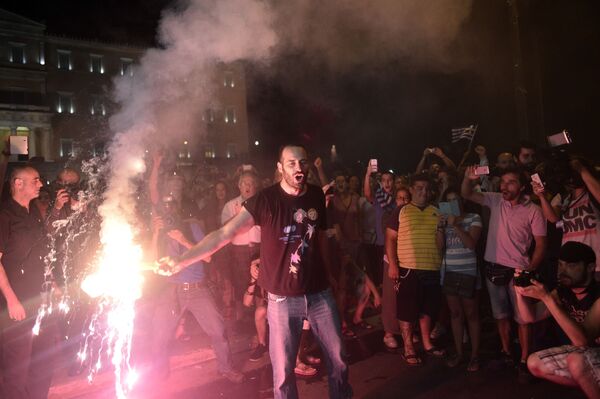 As pessoas celebram a vitória do Não voto depois do referendo em Atenas, 5 de julho 2015. - Sputnik Brasil