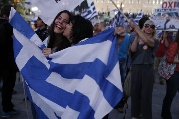 A reação dos manifestantes de Não voto depois dos primeiros resultados do referendo na praça Syntagma em Atenas no 5 de julho 2015. - Sputnik Brasil