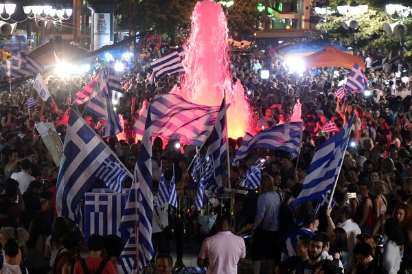 As pessoas celebram os resultados do referendo em Atenas. - Sputnik Brasil