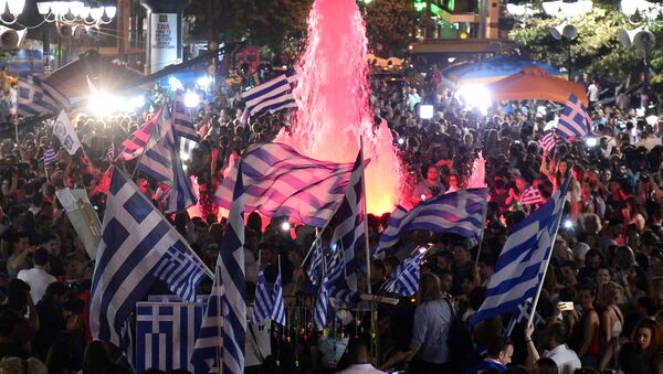 As pessoas celebram os resultados do referendo em Atenas. - Sputnik Brasil