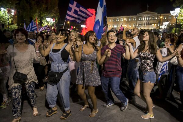 Apoiantes de Não voto celebram os resultados do referendo na Grécia em uma rua no centro de Atenas. - Sputnik Brasil