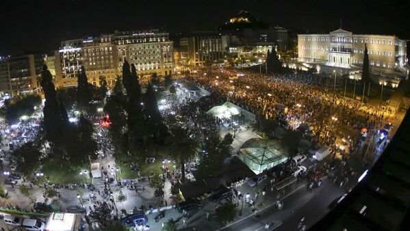 Uma vista geral mostra eleitores de Não a austeridade que se reuniram para celebrar em frente do parlamento grego na Praça Syntagma em Atenas, Grécia 5 de julho de 2015. - Sputnik Brasil