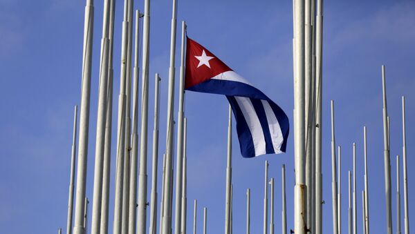 The Cuban flag flies in front of the U.S. Interests Section (background), in Havana May 22, 2015 - Sputnik Brasil