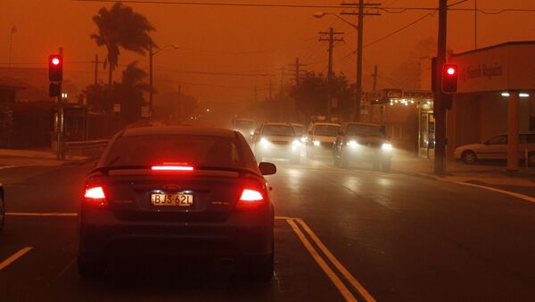 Carros esperam nos semáforos durante tempestade de poeira em Sydney, Austrália (imagem de arquivo) - Sputnik Brasil