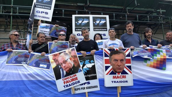 Veteranos e familiares de ex-combatentes da Guerra das Malvinas (1982) se manifestam na frente do Ministério das Relações Exteriores da Argentina, em Buenos Aires - Sputnik Brasil