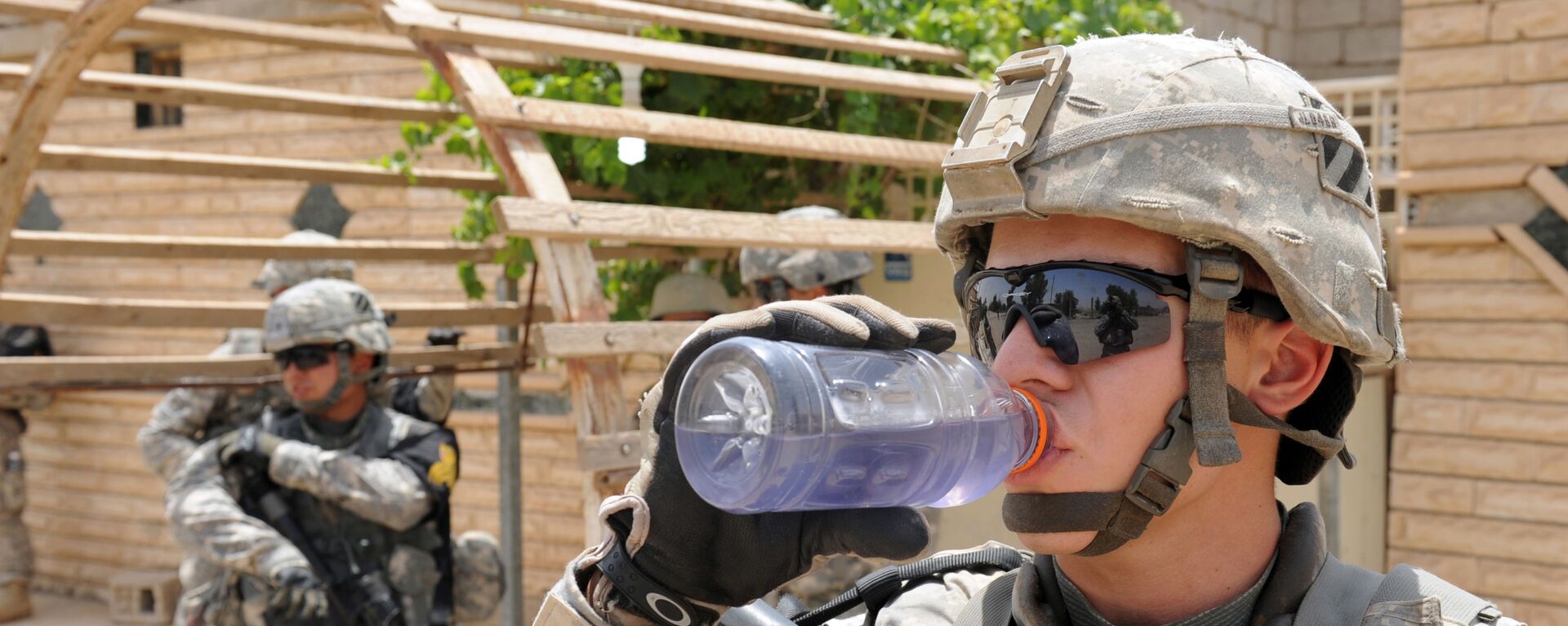 Soldado americano bebe água durante patrulha cerca da da cidade iraquiana de Rizgari - Sputnik Brasil, 1920, 21.11.2019