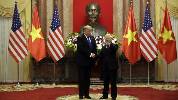O presidente Donald Trump encontra-se com o presidente vietnamita Nguyen Phu Trong no Palácio Presidencial em Hanói, no Vietnã, 27 de fevereiro de 2019 - Sputnik Brasil