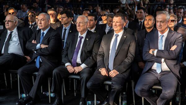 Presidente israelense Reuven Rivlin (centro) ao lado de Benjamin Netanyahu (à esq.) e do opositor Benny Gantz (segundo à dir.) - Sputnik Brasil