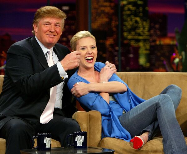Scarlett, aos 20 anos de idade, participa junto com Donald Trump do programa norte-americano The Tonight Show with Jay Leno, em 2004. - Sputnik Brasil