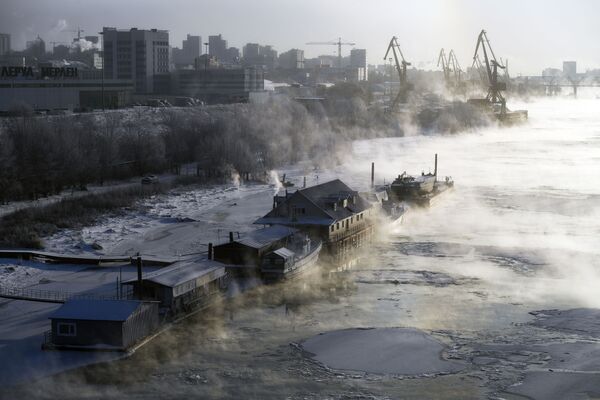 Barcaças atracadas e restaurante sobre o rio Ob, na cidade russa de Novossibirsk - Sputnik Brasil