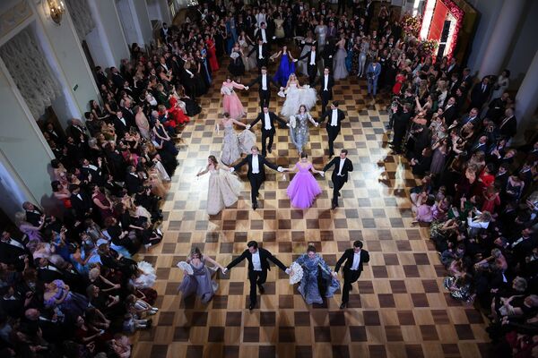 Participantes do baile de gala da revista Tatler no palacete de Pashkov, em Moscou, Rússia - Sputnik Brasil