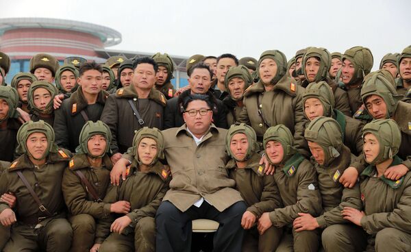 Líder norte-coreano, Kim Jong-un, posa para foto com soldados da Força de Defesa Antiaérea e da Força Aérea da Coreia do Norte durante treinamento - Sputnik Brasil