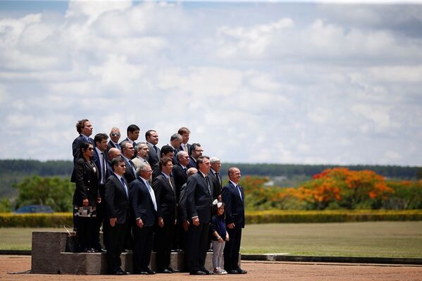 Presidente Bolsonaro com seus ministros durante cerimônia do Dia da Bandeira Nacional em Brasília - Sputnik Brasil