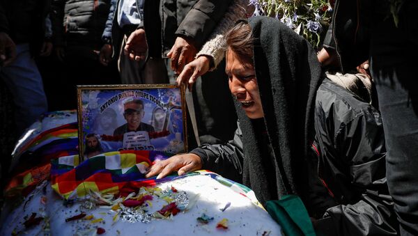 Mulher chora ao lado do caixão de uma das vítimas nos protestos em La Paz, na Bolívia - Sputnik Brasil