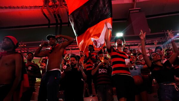 Torcida do Flamengo comemora a vitória no Maracanã - Sputnik Brasil
