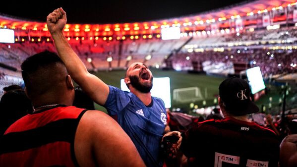 Torcedor do Flamengo comemora a vitória do seu time na Libertadores  - Sputnik Brasil
