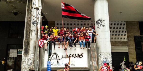 Torcedores do Flamengo aguardam a chegada dos jogadores do clube no Centro do Rio de Janeiro - Sputnik Brasil