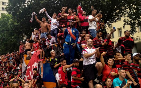 Flamenguistas celebrando o título da Libertadores no Centro do Rio de Janeiro - Sputnik Brasil