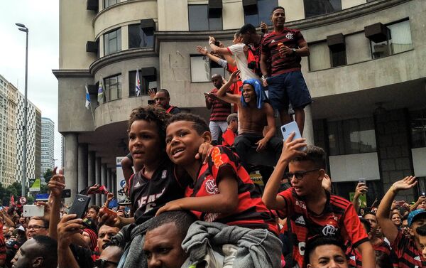 Crianças e adultos festejando juntos a conquista do Flamengo na Libertadores - Sputnik Brasil