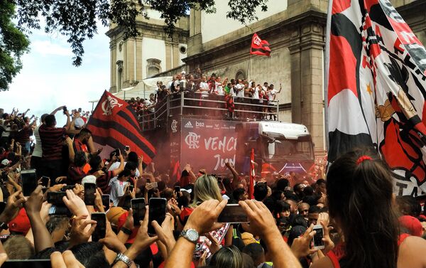 Jogadores do Clube de Regatas do Flamengo se encontram com sua torcida no Rio de Janeiro - Sputnik Brasil