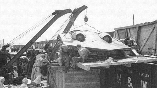 O Horten Ho 229 sendo descarregado depois de ter chegado às mãos dos militares dos EUA - Sputnik Brasil