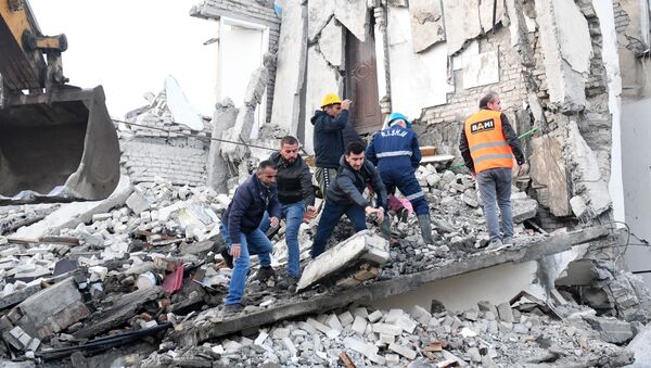 Socorristas em meio aos destroços de um prédio na cidade de Thumane, a cerca de 34 km da capital albanesa de Tirana - Sputnik Brasil