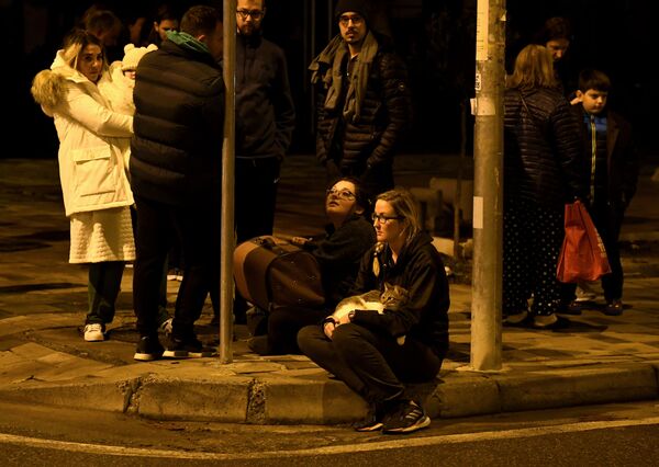 Moradores de Tirana em uma rua da cidade após o terremoto de magnitude 6,4 - Sputnik Brasil