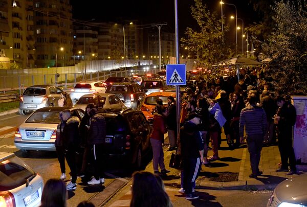 Concentração de moradores em uma das ruas da capital albanesa, Tirana, após forte terremoto de magnitude 6,4 atingir o país - Sputnik Brasil