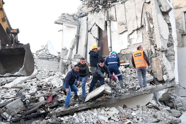 Socorristas entre escombros de um prédio em Thumane, na Albânia - Sputnik Brasil