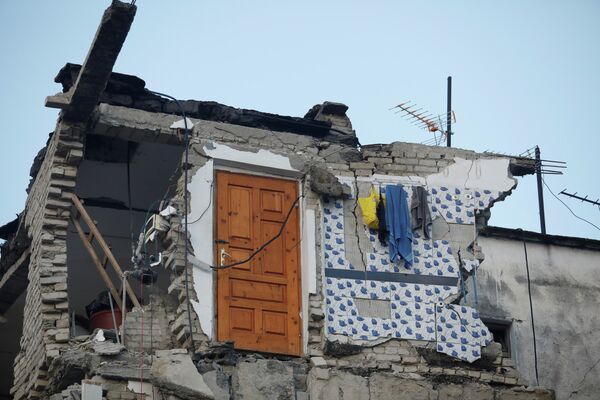 Porta resiste ao desabamento de edifício após terremoto na Albânia - Sputnik Brasil