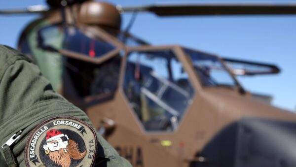 Piloto francês  em frente ao Eurocopter EC665 Tiger, na base aérea de Pau, na França, antes de embarcar para o Mali (foto de arquivo) - Sputnik Brasil