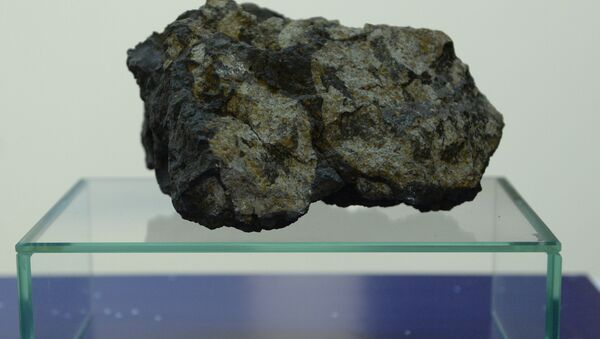 Pedaço do meteorito que caiu em Chelyabinsk (foto de arquivo) - Sputnik Brasil