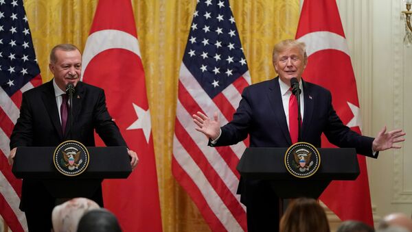 Presidente da Turquia, Recep Tayyip Erdogan, e presidente dos EUA, Donald Trump, em uma coletiva de imprensa na Casa Branca, 13 de novembro de 2019 - Sputnik Brasil