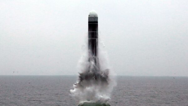 Míssil norte-coreano aparentemente lançado de submarino, em foto publicada pela agência de notícias local KCNA, em 2 de outubro de 2019 - Sputnik Brasil